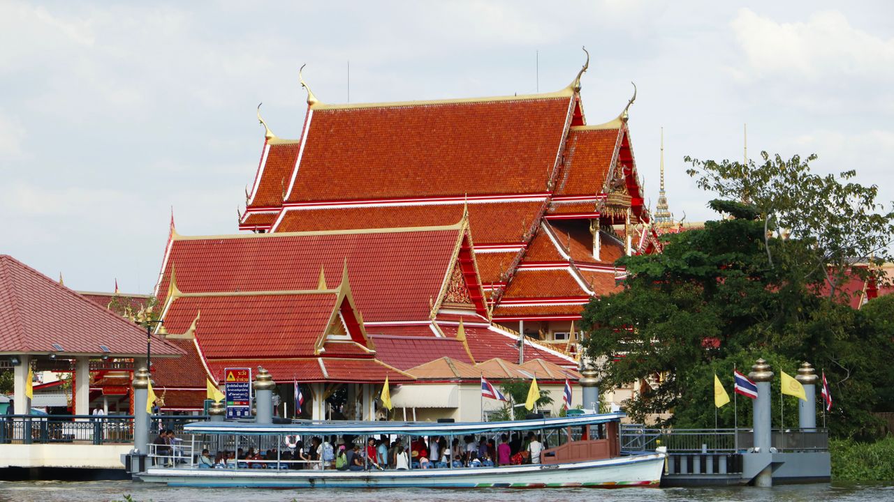 พักริมเจ้าพระยา กรุงเทพอีกแบบที่ใช้เรือแทนรถ เลือกโรงแรมฝั่งไหนดี